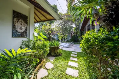 a garden outside a house with a pathway at Villa Fendi Seminyak in Seminyak