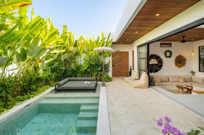 a backyard with a swimming pool and a house at Villa Anita Umalas by Santi Management in Kerobokan