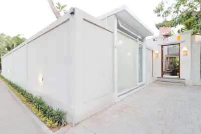 a white house with a white wall at Sudha Villa Bali A in Seminyak