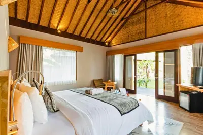 a bedroom with a large white bed in a room at One BR Bungalow Cozy Place in Canggu