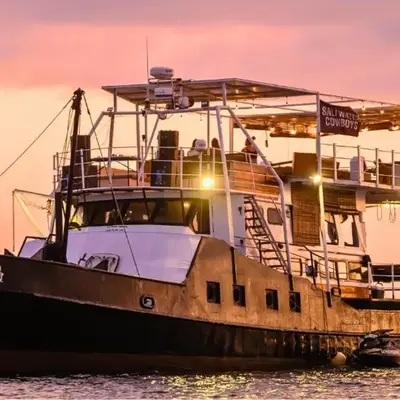 Floating Hotel SALTWATER COWBOYS