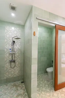 a bathroom with a shower and a toilet at Villa Santai pour 4 personnes à Seminyak in Seminyak