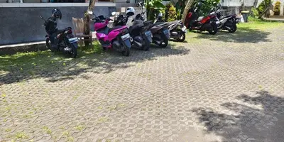 a row of motorcycles parked next to a building at Kusuma Homestay Kerobokan in Kerobokan