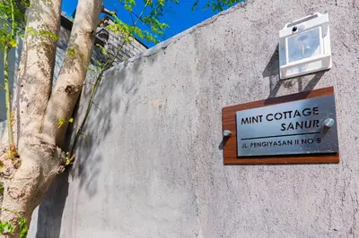 a sign on the side of a concrete wall at SooBali Mint Cottage Sanur 1BR in Sanur