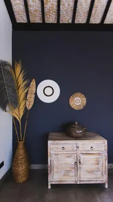 a room with a vase with a plant on a wall at Villa La madrina in Kerobokan