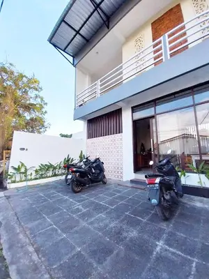 two motorcycles parked in front of a building at Double D Guesthouse and Villa in Kerobokan