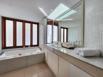 a bathroom with two sinks and a tub and a large mirror at Villa Abigail Seminyak by Nagisa Bali in Seminyak