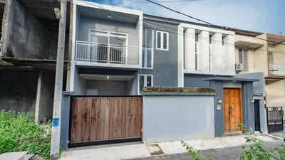 a house with a wooden gate and a fence at Rumah Jimbaran Kuta 3 bedroom 9 pax SukaBali 1 in Jimbaran