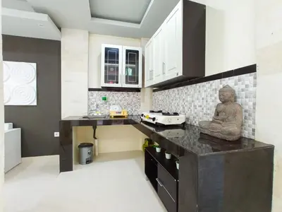 a kitchen with a statue sitting on a counter at Thapleuk Residence in Nusa Dua