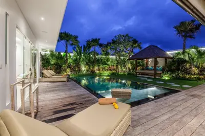 a villa with a swimming pool at night at Seminyak Luxueuse villa 2 chambres in Seminyak