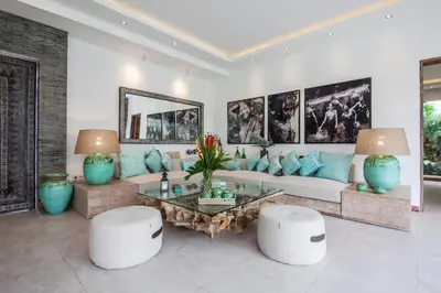 a living room with a couch and a table at Seminyak Luxueuse villa 2 chambres in Seminyak