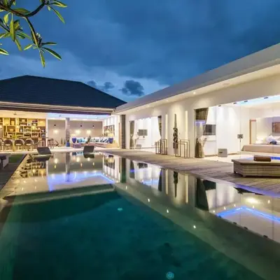 Spacious 4 BR villa Seminyak garden and pool