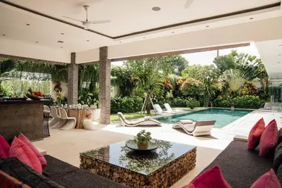 an open living room with a pool and a villa at Seminyak villa 3 chambres service 5 in Seminyak