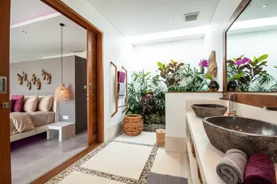 a bathroom with a large tub and plants at Seminyak 5 bd villa avec Chill-out extérieur in Seminyak