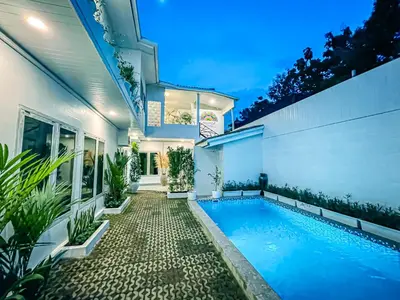 a swimming pool in the backyard of a house at Amshiga 4 in Jimbaran