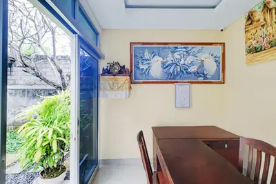 a room with a desk and a picture on the wall at Collection O Bali Sanur near Bali Mandara Hospital in Sanur