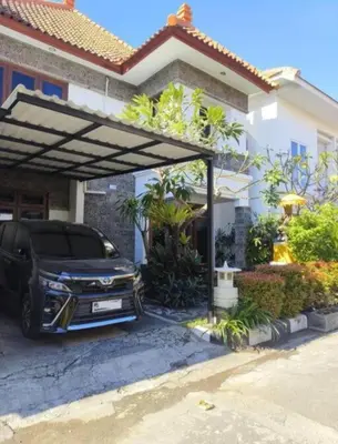 a black limousine parked in front of a house at Villa Mimi Mesari Kuta Bali in Kuta
