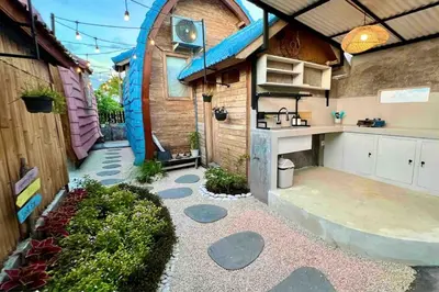 a small backyard with a kitchen and a house at Little Farm House Kerobokan near Seminyak in Kerobokan