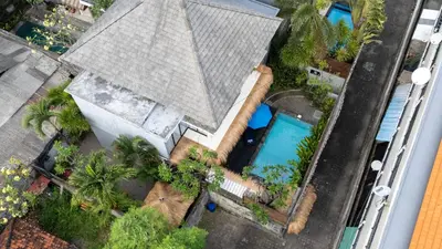 an overhead view of a house with a swimming pool at Villa De Ocean in Seminyak