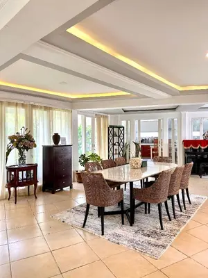 a dining room with a table and chairs at Wangi Melati Homestay in Kerobokan