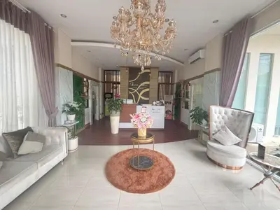 a living room with a couch and a chandelier at Ultimate Residence in Seminyak