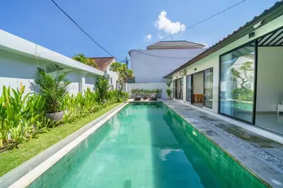 an infinity pool in the backyard of a villa at Villa Kusuma 2 Seminyak in Seminyak