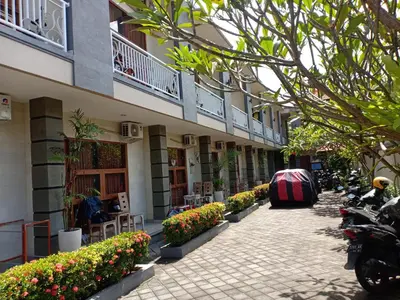a courtyard of a building with flowers and plants at Pondok Hokyusa in Seminyak