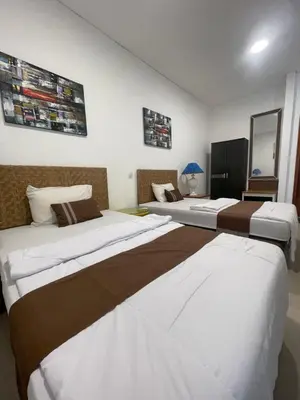 two beds in a room with two bedsvisor at Ariani Villa in Jimbaran