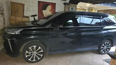 a black suv parked in a garage at Mobil Veloz Q CVT in Ngurah Rai International Airport