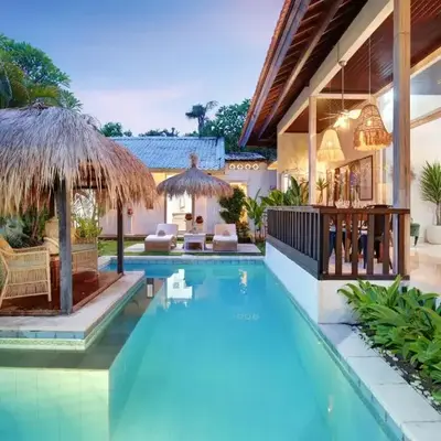 Seminyak Beach Seagrass Villa 4BR - pool & staff