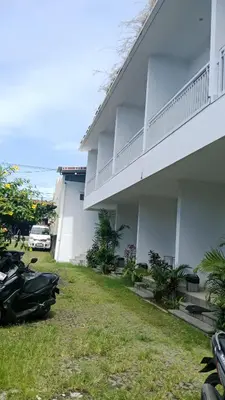 a building with motorcycles parked in front of it at wiratijenengguesthouse in Kerobokan