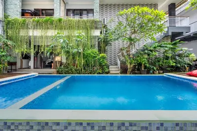 a pool in the middle of a building with plants at Collection O Dukuh Segara Guest House in Balian