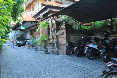 a group of motorcycles parked next to a building at Losmen Cempaka 3 in Kuta
