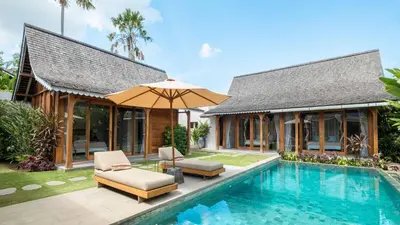 a villa with a swimming pool and a house at Villa Du Ho by Villa Finder in Kerobokan