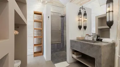 a bathroom with a large sink and a mirror at Villa Du Ho by Villa Finder in Kerobokan