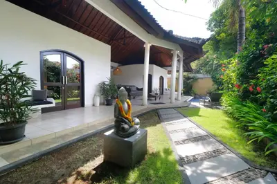 a statue in the courtyard of a house at Singgah Villas Seminyak in Seminyak