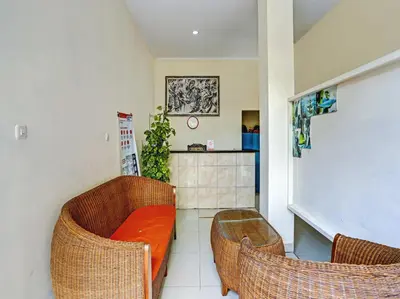 a room with three wicker chairs and a bench at Samudra Homestay in Kuta