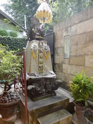 a large statue sitting on top of some stairs at Meriki Apartment in Seminyak