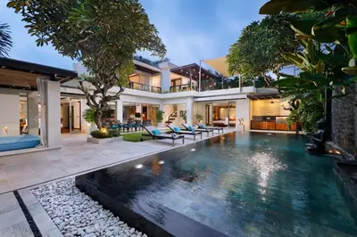 an infinity pool in the backyard of a villa at Villa Camellia by Nakula in Jimbaran
