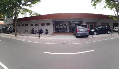 a car parked in front of a building at Rumah Retret Bethania in Kuta