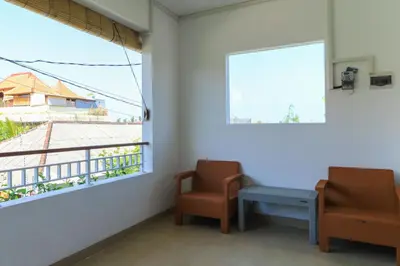 a waiting room with two chairs and a window at Manu Guest House 2 in Canggu