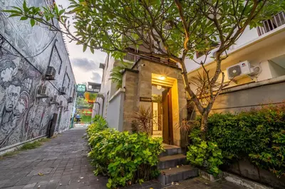 a street in an alley with a building with graffiti at Villa Kinawa Seminyak in Seminyak