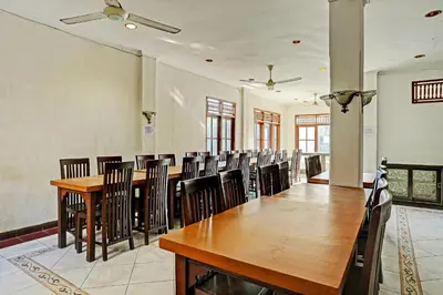 a conference room with a long table and chairs at OYO Collection O 91125 Puri Dewa Bharata in Jimbaran