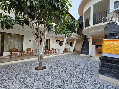 a tree in the middle of a courtyard at Tegalsari Guest House Canggu in Canggu
