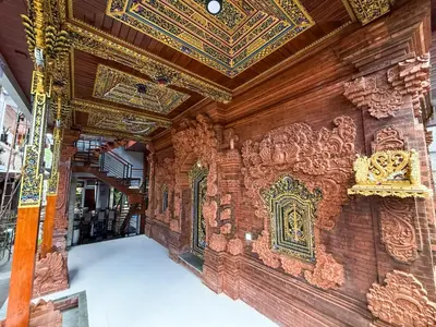 an ornate wall in a building with a ceiling at Rahayu Guest House Seminyak in Seminyak
