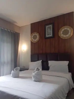 a bedroom with two beds with white sheets at NEW KUBU DI BUKIT apartemen & motor bike rental near beach and 10 minute to airpot in Jimbaran